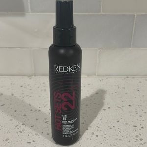 Redken hotsets 22. Used twice. 5fl oz.